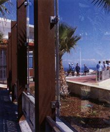 The glazed screen protects
the courtyard from sea breezes, while maintaining
views to the ocean. 