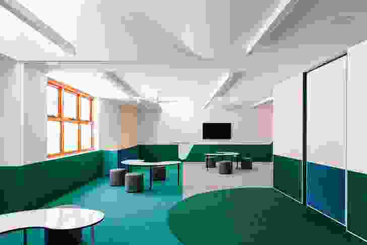 In contrast to the corridor’s vibrant palette, classrooms are given calmer blue and green tones.