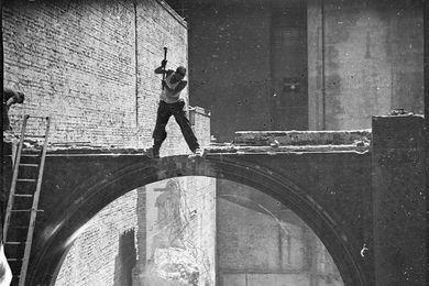 Demolishing Hoffnung’s building, Pitt Street, Sydney, 1939.