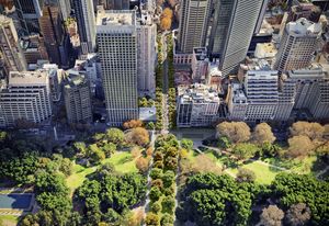 贝茨·Smart设计的悉尼步行大道,入围了2021年AA未建成作品奖,它是一个城市塑造的愿景,旨在为行人重新塑造城市的公园街(上图为当前的样子,下图为重新想象的样子)。
