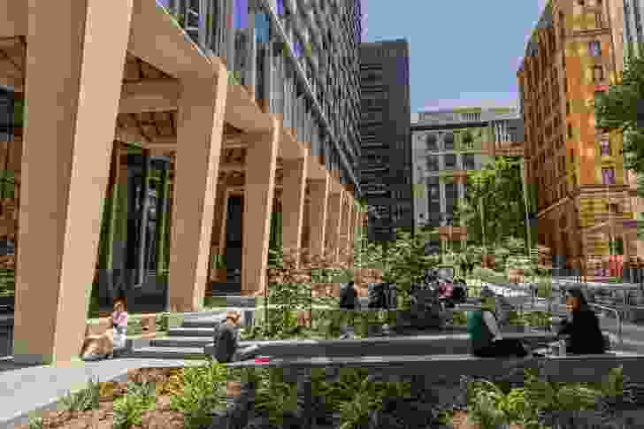 Building on the legacy of the previous plaza, Market Street has been converted into a park (designed by Oculus with the City of Melbourne), which flows into and blurs with the building’s own open space.