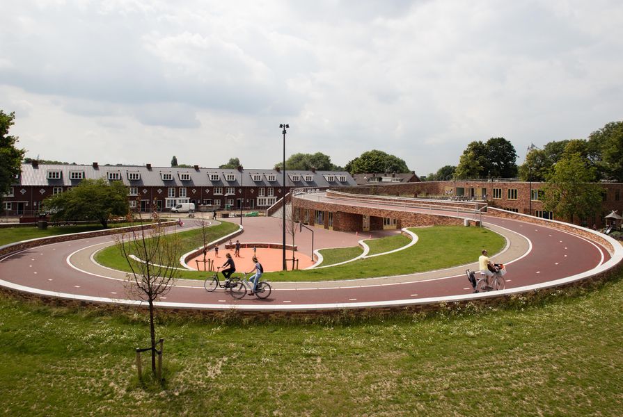 Next Architects' design for Dafne Schippersbrug (Dafne Schippers Bicycle Bridge) in Oog in Al, Utrecht integrates a bicycle and pedestrian bridge with a school and a public park.