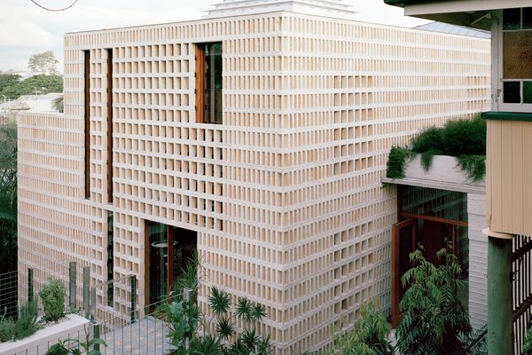 The citadel of Birdwood sits on a floating concrete platform and is articulated through elemental freestanding volumes.