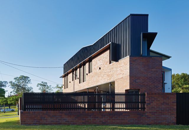 Metal sheeting interlocks with the changing brick profile, while the upper level’s right-angled visor reduces sun penetration.