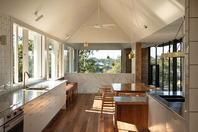 A long gable over the northern wing connects the new living spaces and directs sight lines toward the river.